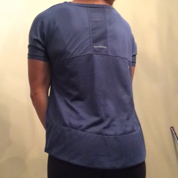 SMALL ASICS BLUE REFLECTIVE CROP TOP - Picture 4 of 5